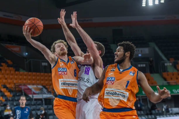 防守密集的 防守密集的