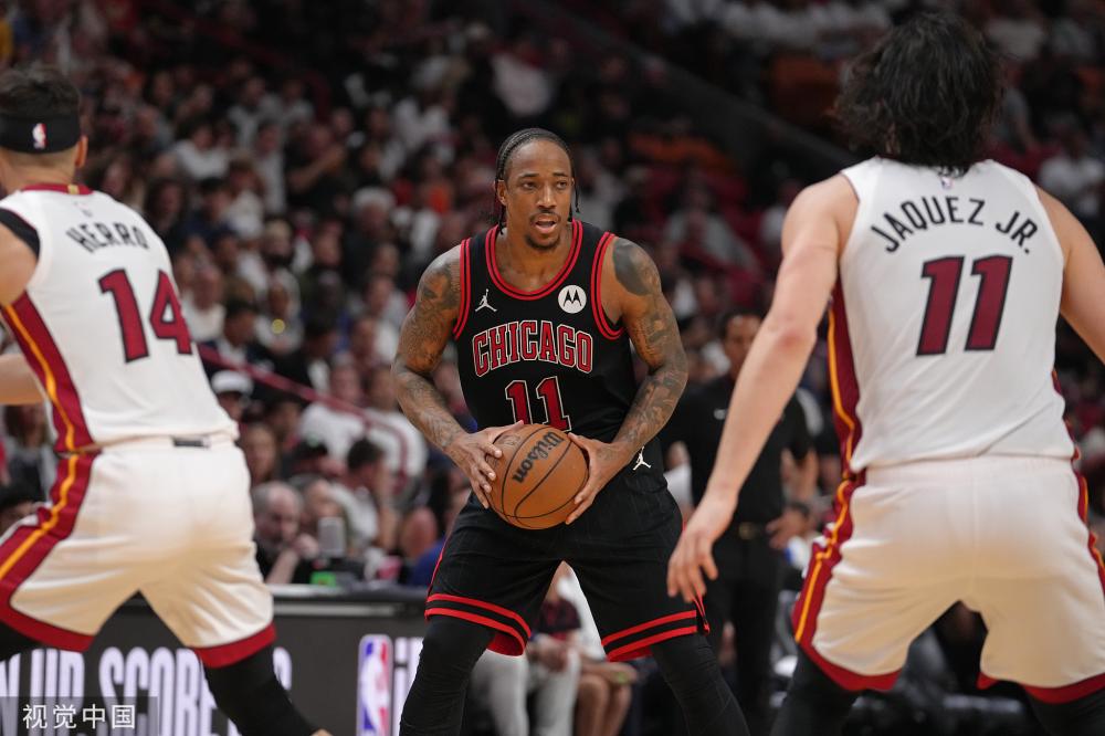 表示出紧张 表示出紧张